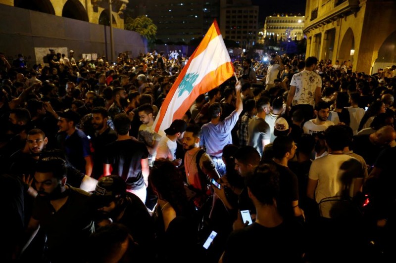 بعد الاحتجاجات.. لبنان تُلغي الضرائب على «واتسآب»