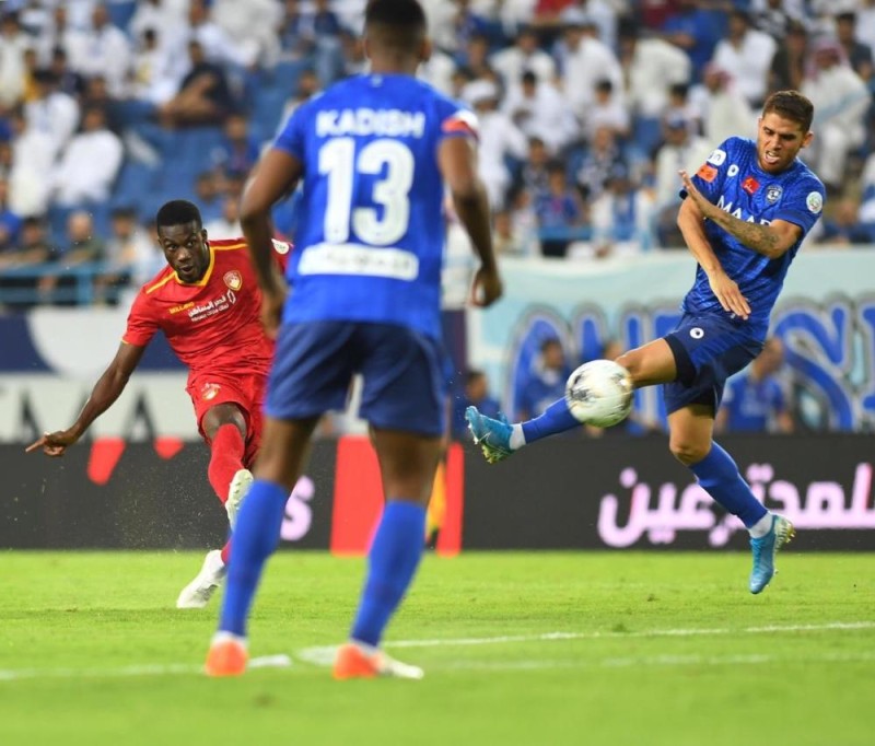 الهلال يهزم ضمك ويواصل صدارة الدوري