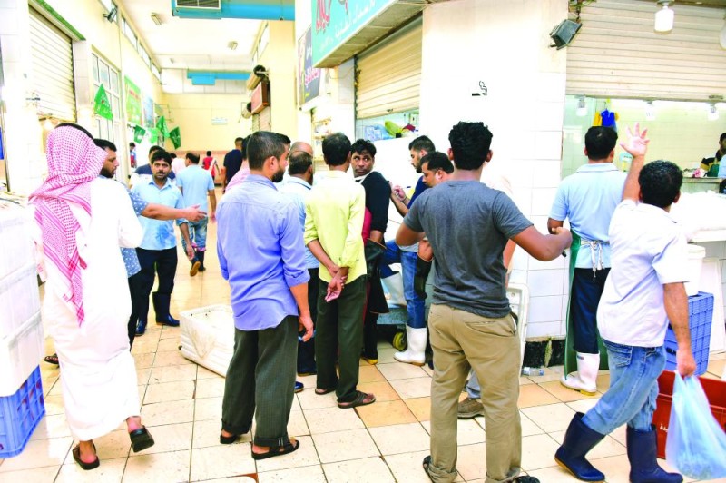 سوق الأسماك بالدمام.. سيطرة «الوافدة» ترفع الأسعار