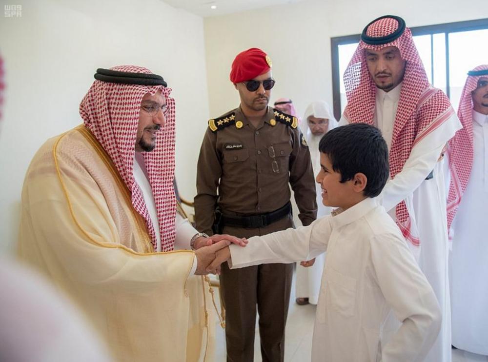 أمير القصيم يعزي أسرة 