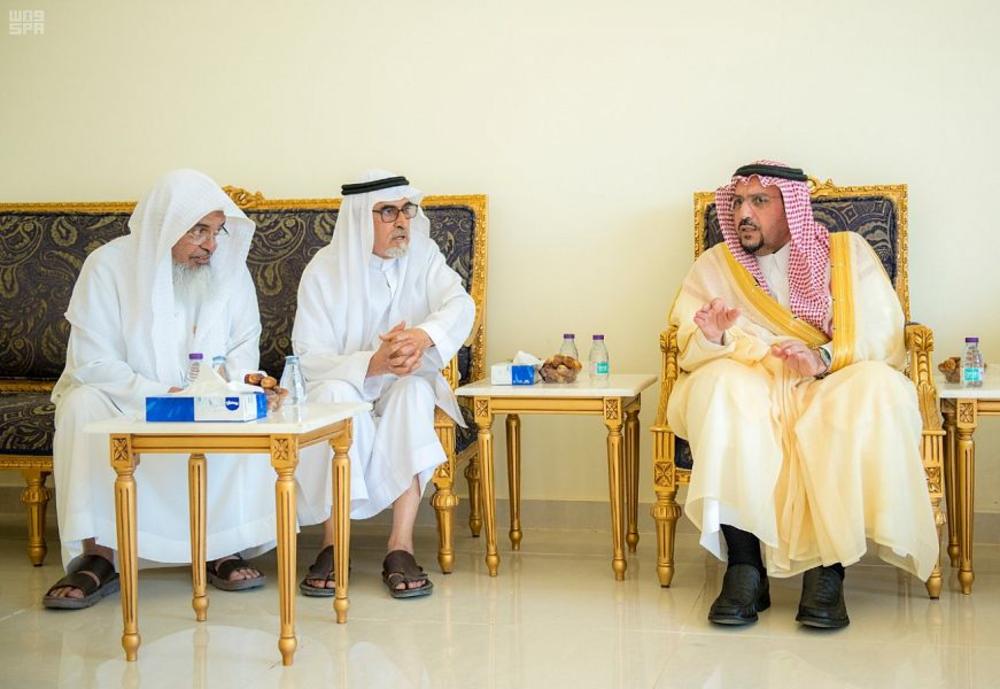 أمير القصيم يعزي أسرة 