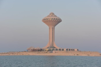 بالصور.. مراحل العمل في سنوات مختلفة ببرج الخبر