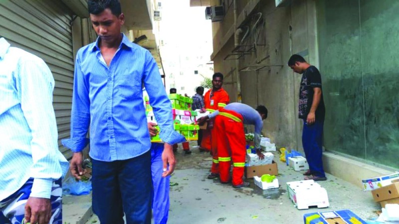 إزالة مباسط الباعة الجائلين في «باب الشمال»