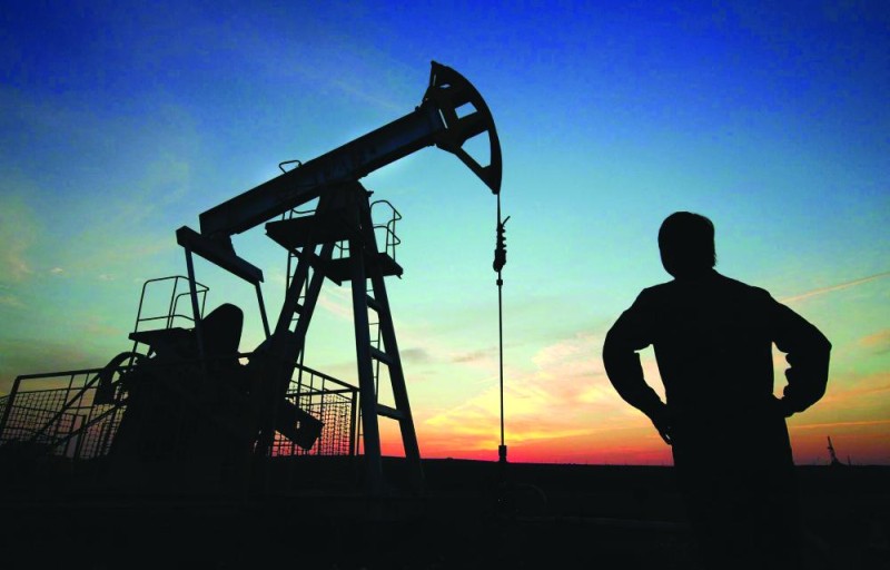 4 عوامل تخفض أسعار النفط إلى 59.4 دولار
