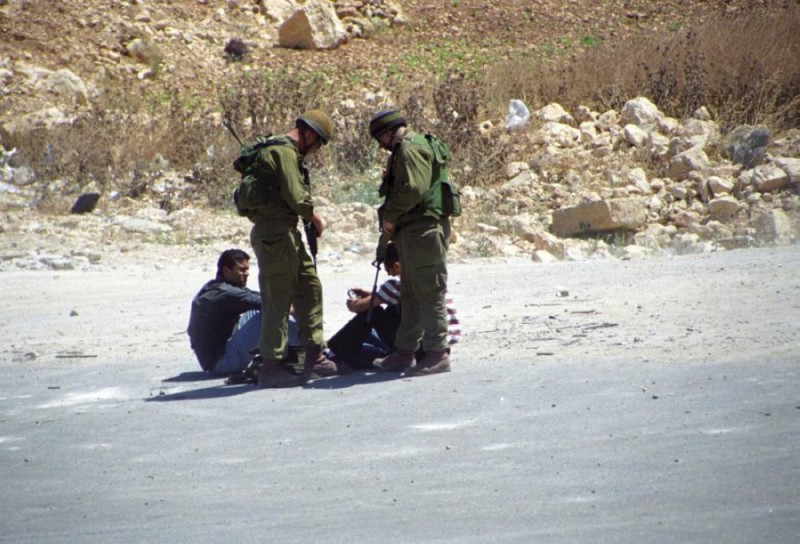 قوات الاحتلال تعتقل شابين فلسطينيين من نابلس