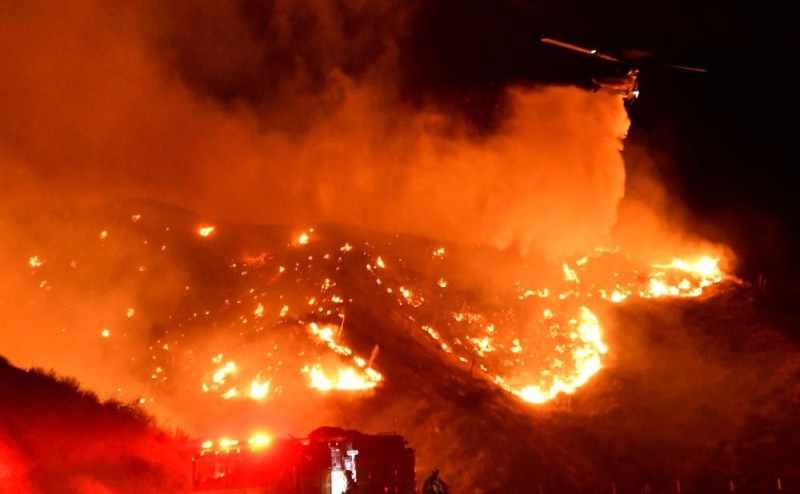 إجلاء 50 ألف شخص جراء الحرائق في كاليفورنيا