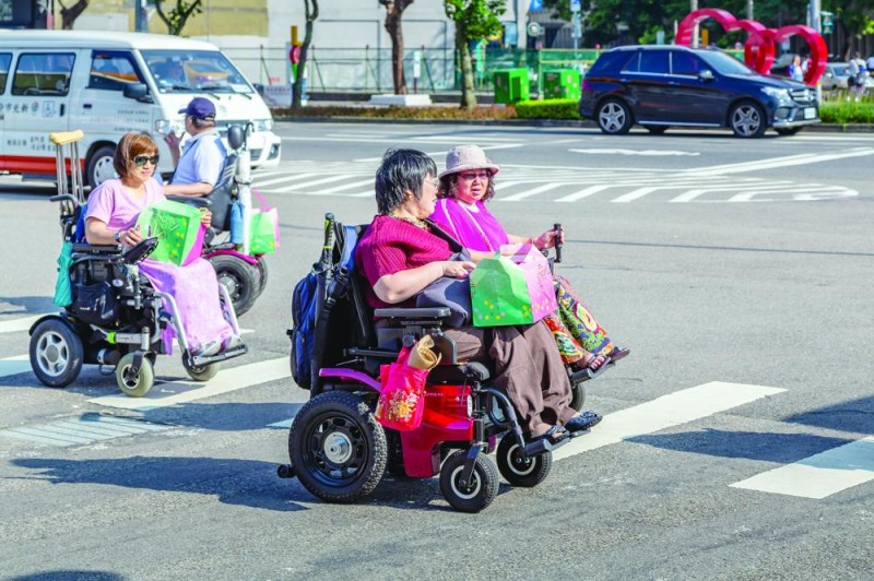 كبار السن وذوو الإعاقة يعطلون المرور بـ «الريموت»