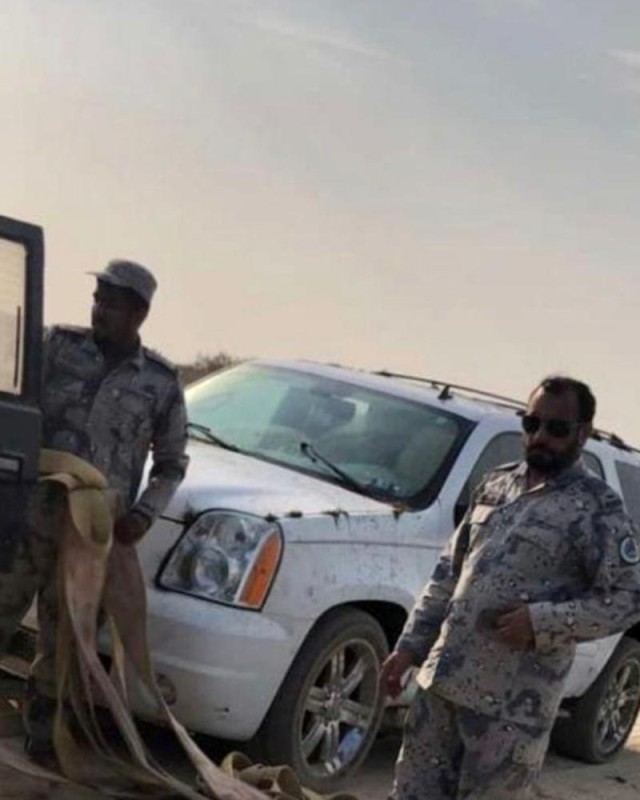 إنقاذ عائلة علقت مركبتها في رمال الخفجي