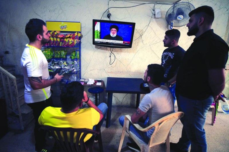 «نصرالله» يخادع.. استبدل راياته الطائفية بـ«علم لبنان»
