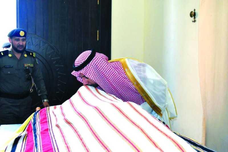 محافظ العارضة يؤدي الصلاة على الشهيد «كليبي»
