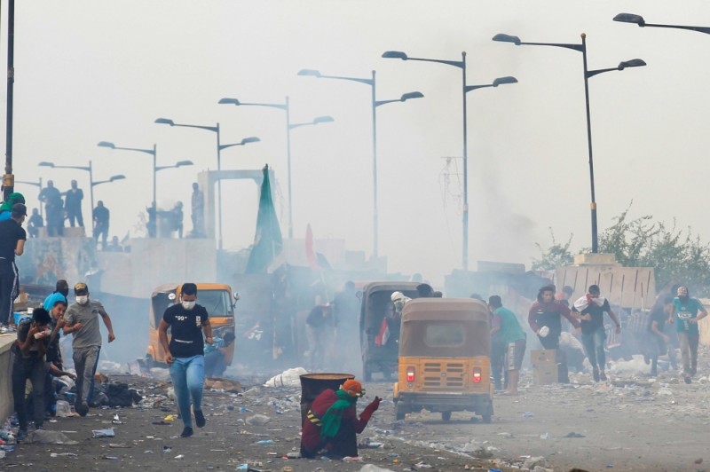 لليوم الثالث .. المئات يتظاهرون في ساحة التحرير وسط بغداد