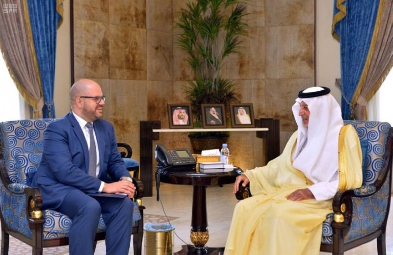 الأمير خالد الفيصل يستقبل القنصل الأمريكي