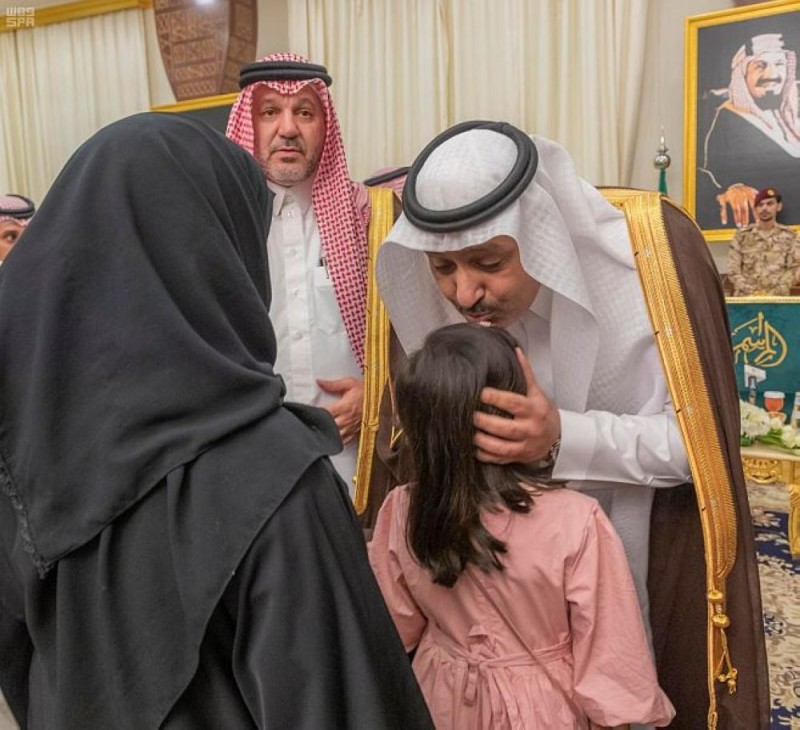 أمير الباحة يكرّم أسر شهداء الواجب