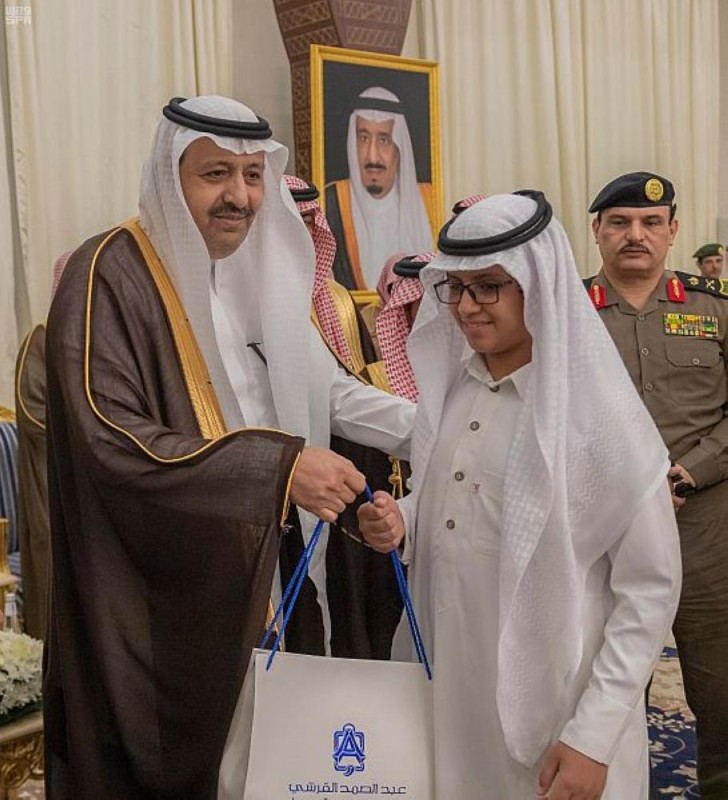 أمير الباحة يكرّم أسر شهداء الواجب