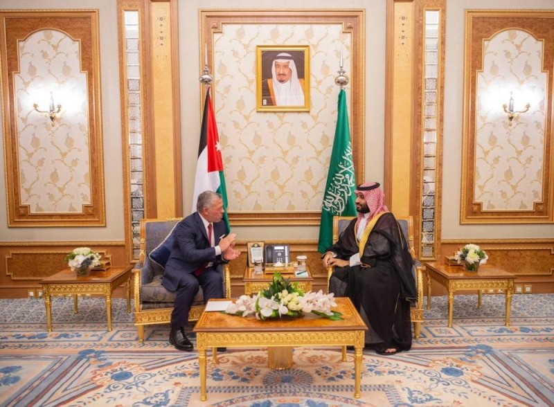 ولي العهد يستعرض العلاقات مع ملك الأردن