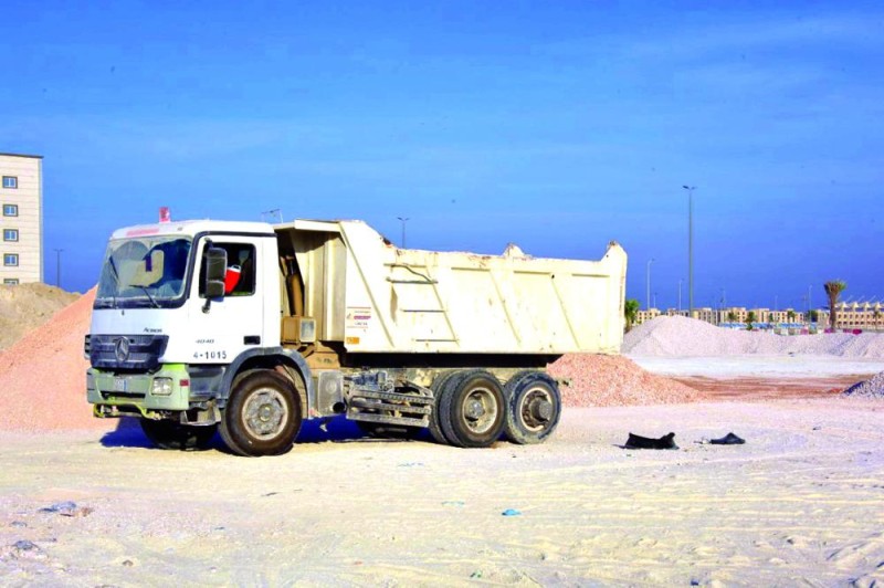 رمال الشاحنات تخفي معالم «نورس» الدمام