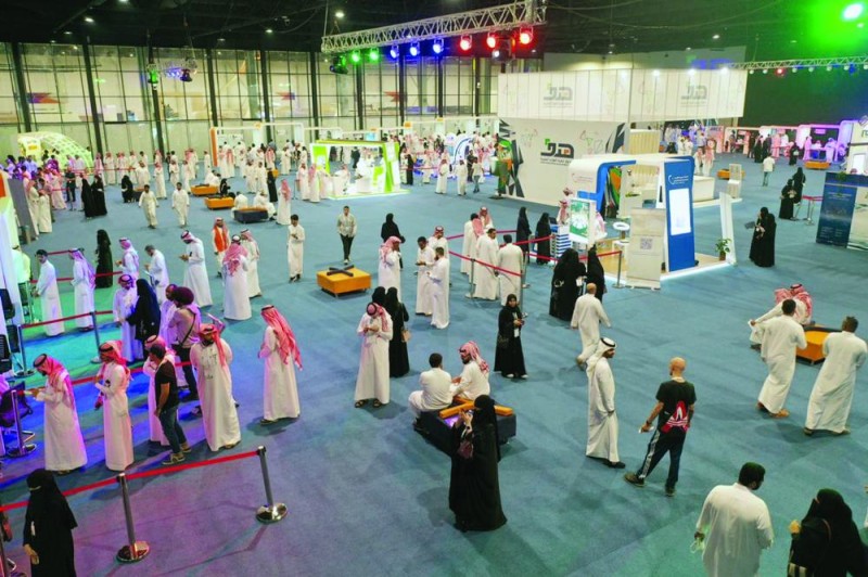 زوار الملتقى يتعرفون
على مهن المستقبل
