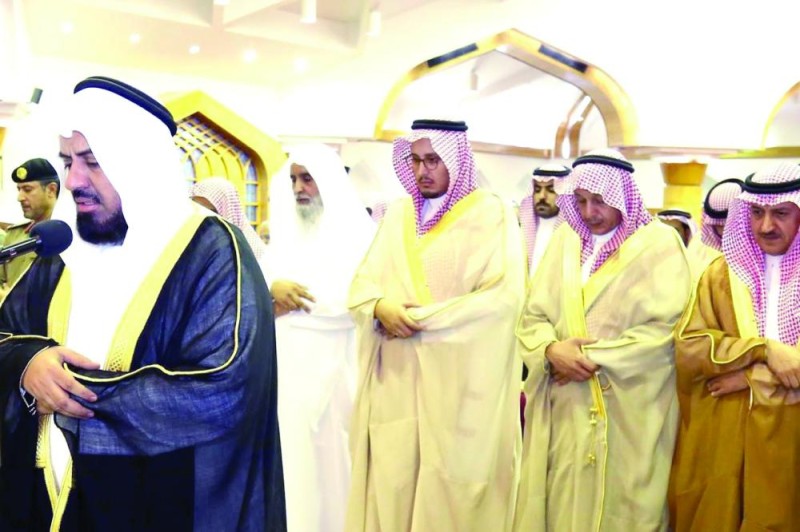 نائب أمير الشرقية يؤدي صلاة الاستسقاء