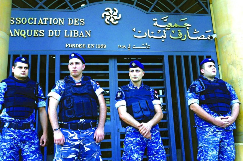 محتجون يقتحمون مبنى جمعية المصارف في بيروت