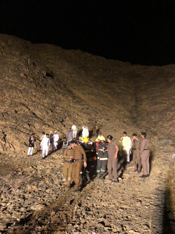 نجران.. إنقاذ مواطن سقط في منطقة جبلية