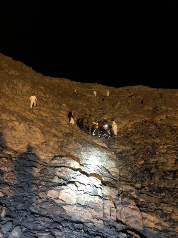 نجران.. إنقاذ مواطن سقط في منطقة جبلية