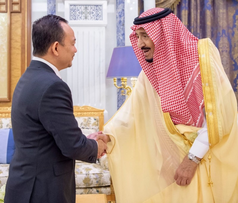 خادم الحرمين يتسلم رسالة من رئيس وزراء ماليزيا