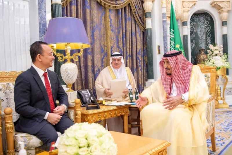 خادم الحرمين يتسلم رسالة من رئيس وزراء ماليزيا