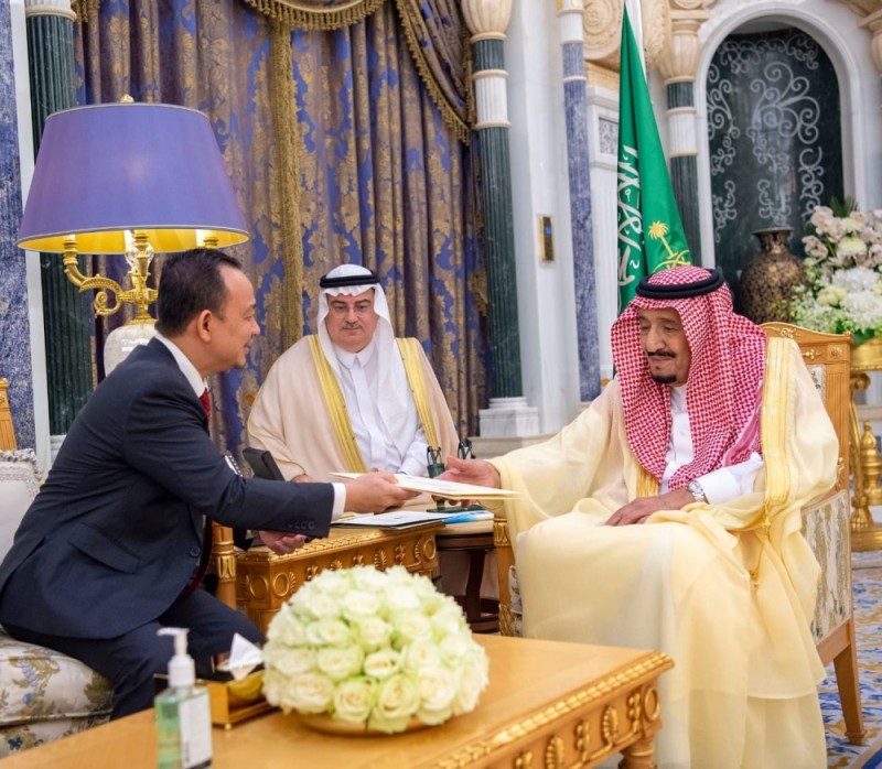 خادم الحرمين يتسلم رسالة من رئيس وزراء ماليزيا