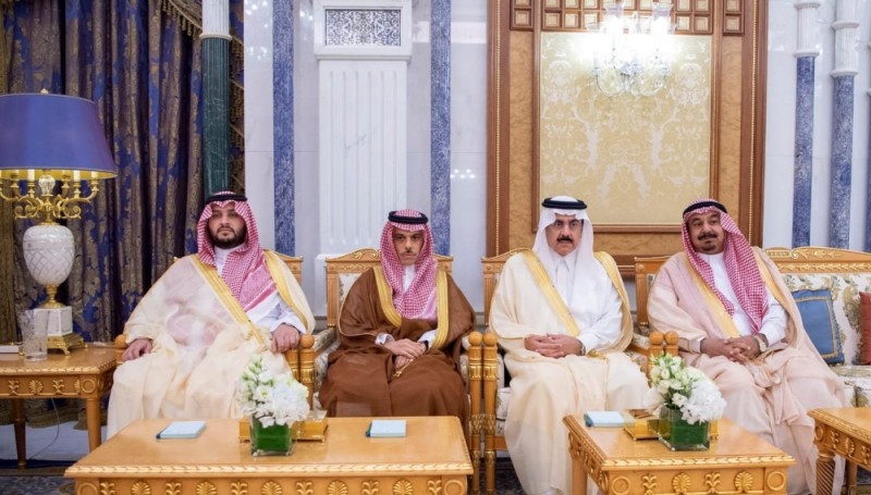 خادم الحرمين يتسلم رسالة من رئيس وزراء ماليزيا