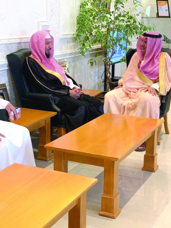 محافظ حفر الباطن يستقبل عضو هيئة كبار العلماء