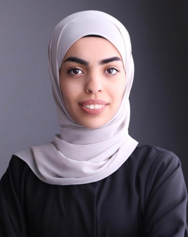 تشكيلية بحرينية ترسم باستخدام علاقات الملابس والخيوط