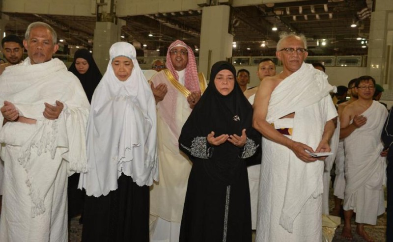 رئيسة سنغافورة تؤدي مناسك العمرة
