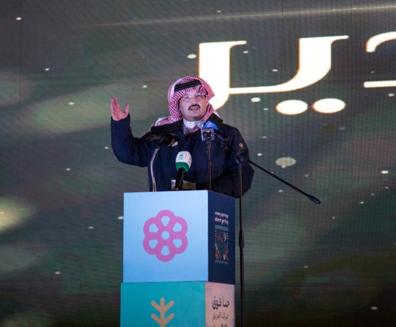 أمير عسير: تكريم العاملين المميزين أمر واجب
