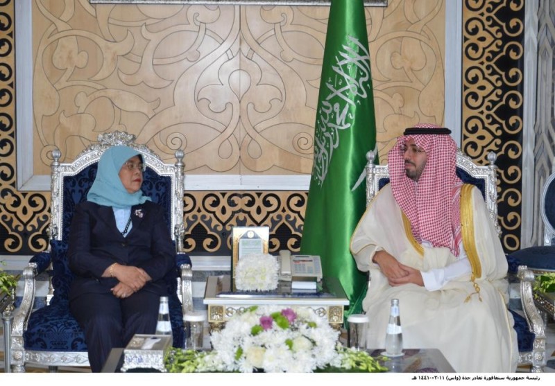 رئيسة سنغافورة تغادر جدة