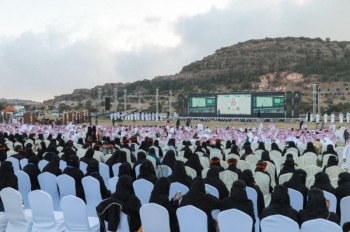 أمير عسير: تكريم العاملين المميزين أمر واجب