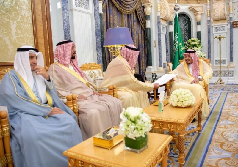 خادم الحرمين يتسلم رسالة من أمير الكويت