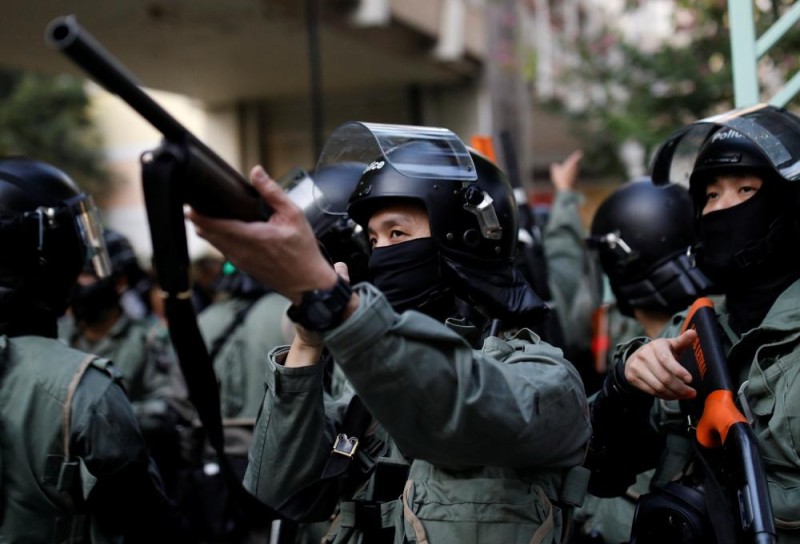 هونج كونج.. الشرطة تطلق النار على المحتجين