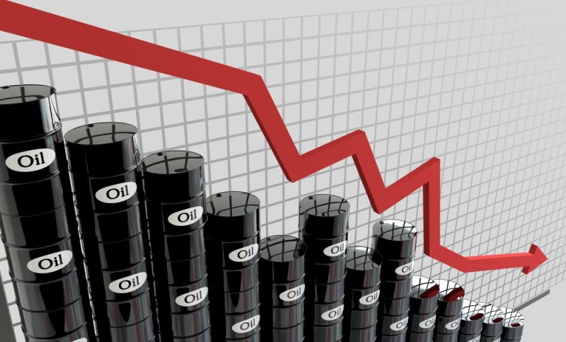 حرب التجارة تهبط بالنفط 1%