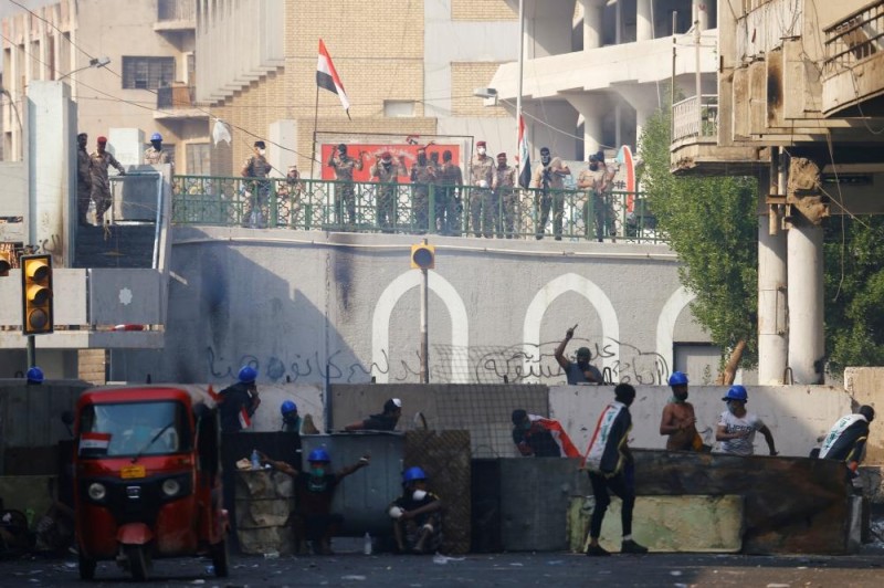 مظاهرات العراق تدخل يومها الـ 18 .. ومناشدات بوقف «حمامات الدم»