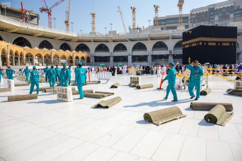استبدال 1200 سجادة بصحن المطاف 