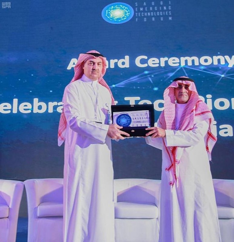 «العمل» تحصد جائزة «الريادة في التحول الرقمي»