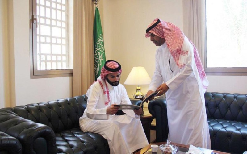 في أول يوم عمل.. هذا ما فعله سفير المملكة بالبحرين؟