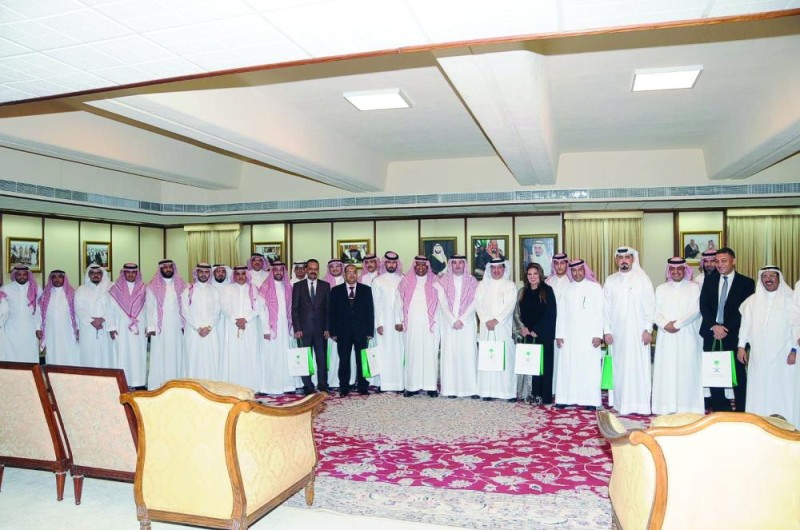 السفارة السعودية بالبحرين تكرم إعلاميي الوطن