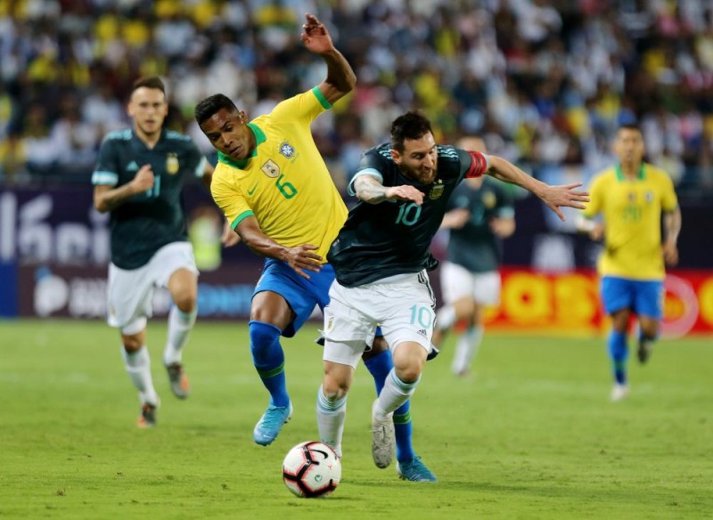 ميسي يتراشق لفظيا مع مدرب البرازيل