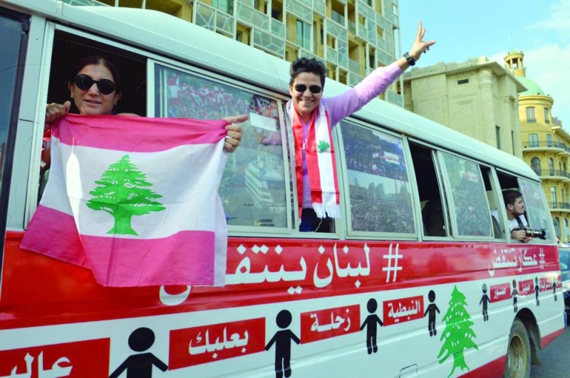 اللبنانيون يردون على الحرب الأهلية بـ «بوسطة الثورة»