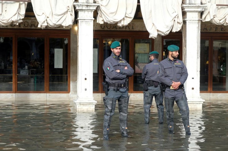 «يوم صعب».. البندقية تواجه موجة مد استثنائية 