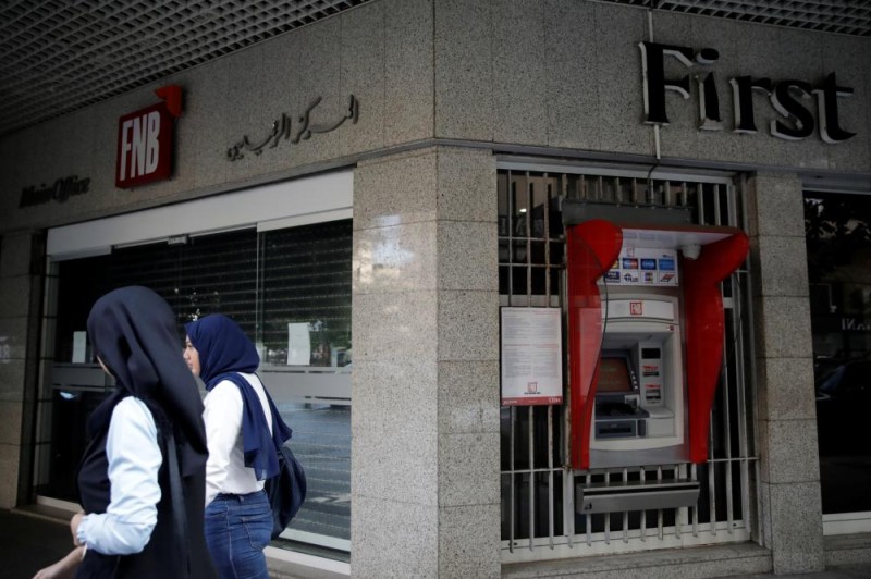 لبنان تحدد السقف الأسبوعي للسحب بألف دولار