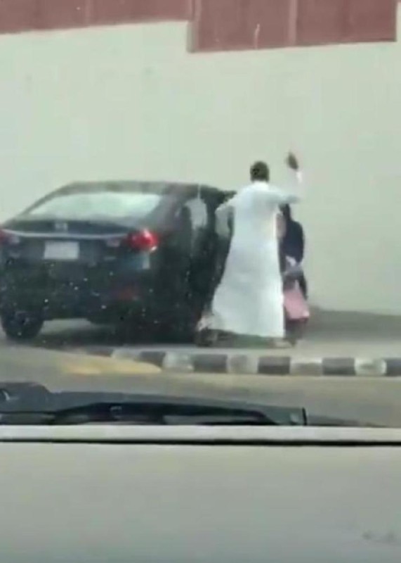 'العمل' تتحقق من فيديو لشخص يعنف طفلاً 