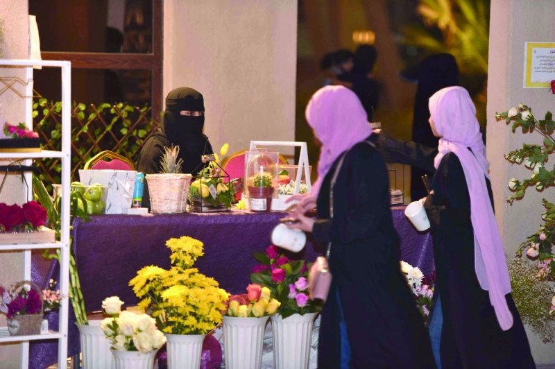60 ألفا ينثرون الورود في العوامية
