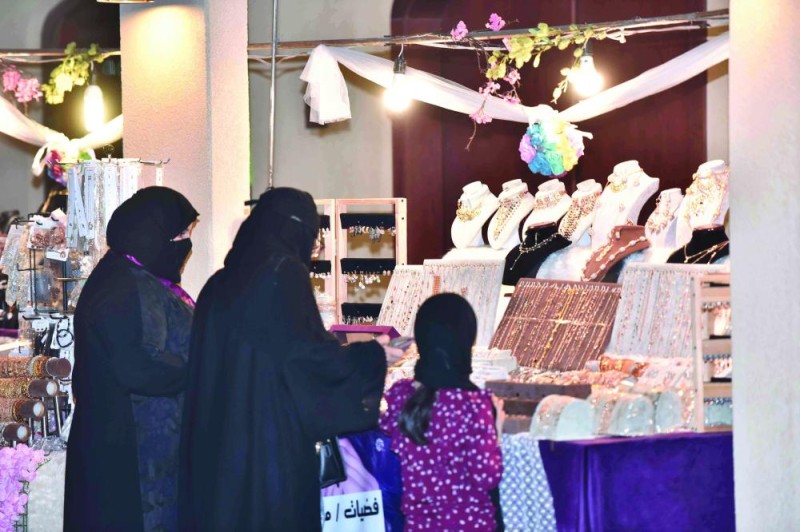 60 ألفا ينثرون الورود في العوامية